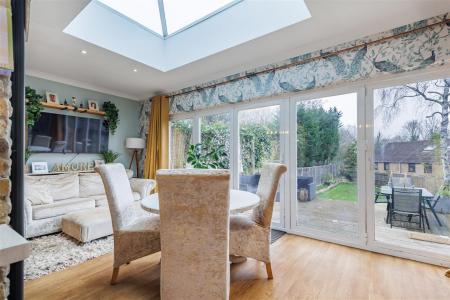 26 Larkshall Cres (3).jpg