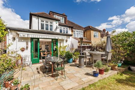 11 Queens Ave (32).jpg
