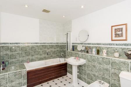 Family Bathroom (Photo Two)