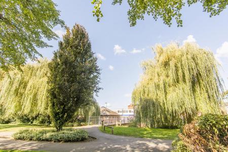 Pathway to Welland Park & Shops