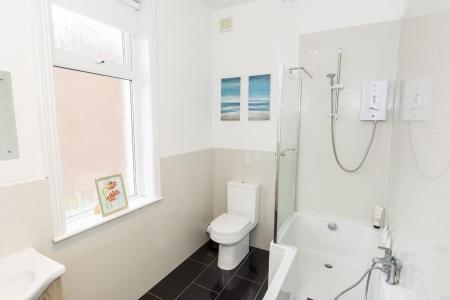 Family Bathroom (Main House)