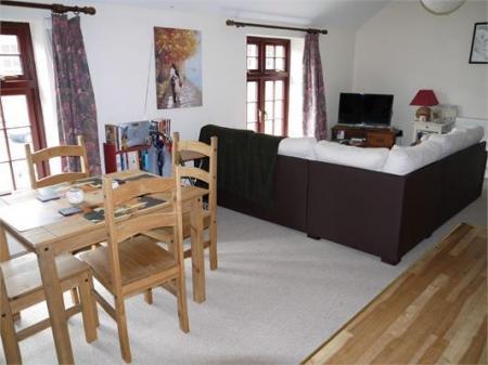 5 jennings lounge dining.jpg