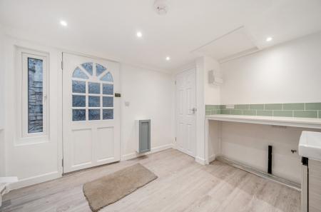 1404083-4-697a852...