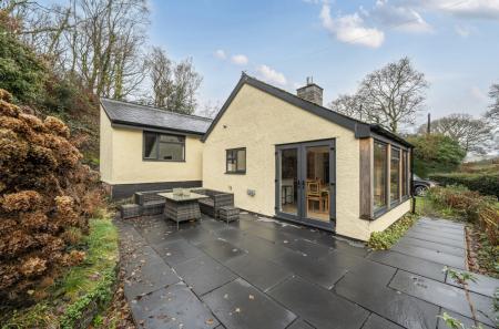 1384492-4-693c16e...