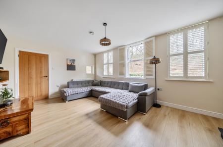 1384492-15-693c17...