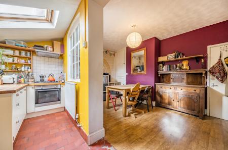 1370330-7-68f7e35...