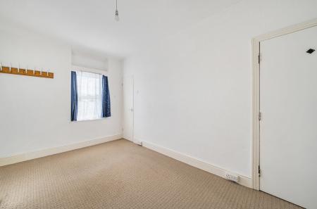 1372821-5-690232b...