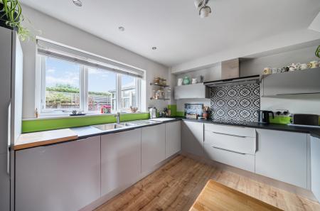 1370683-23-68f8b7...