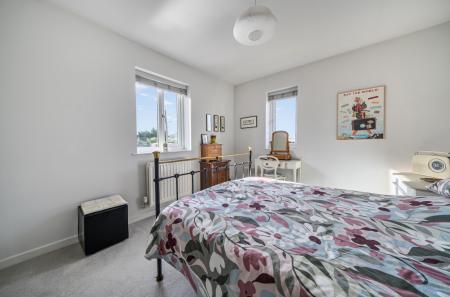 1370683-5-68f8b61...