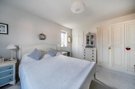 1370683-10-68f8b6...