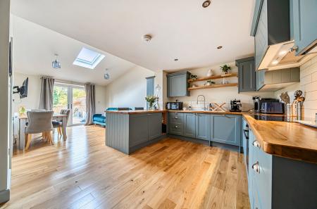 1373635-10-690b6a...