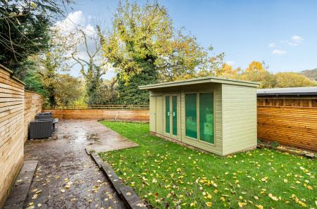 1373635-4-690b6aa...