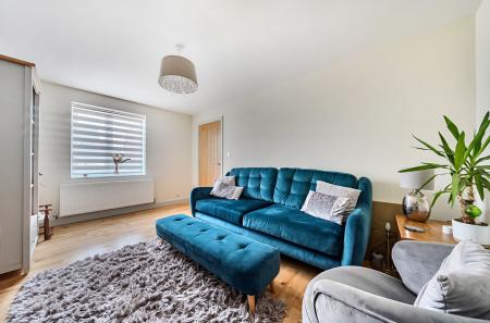 1373635-24-690b6a...