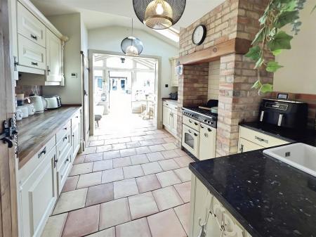 Kitchen & Breakfast Area