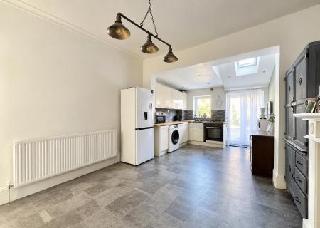 Kitchen & Dining