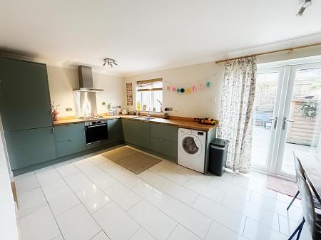 BREAKFASTING KITCHEN