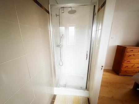 EN-SUITE SHOWER ROOM