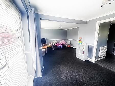Lounge/Dining Area