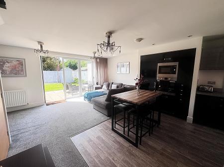 Lounge/Dining Area