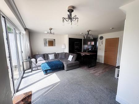 Lounge/Dining Area