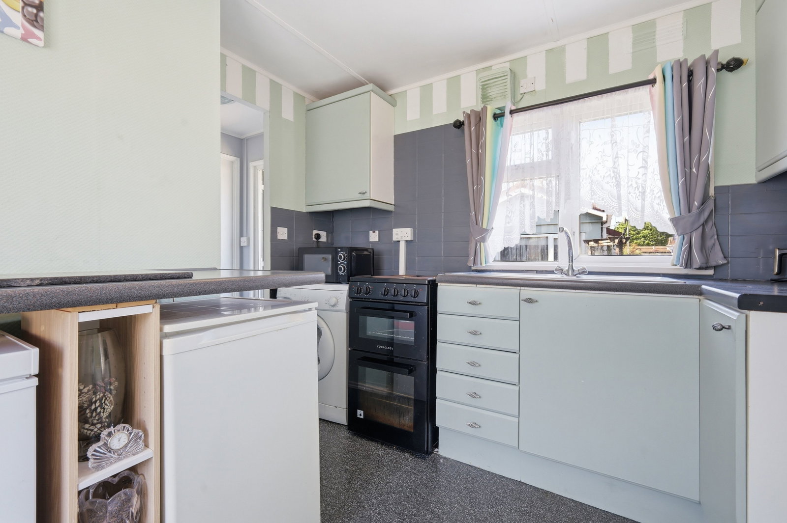 Image for Park Home, Roydon : Full Time Residence