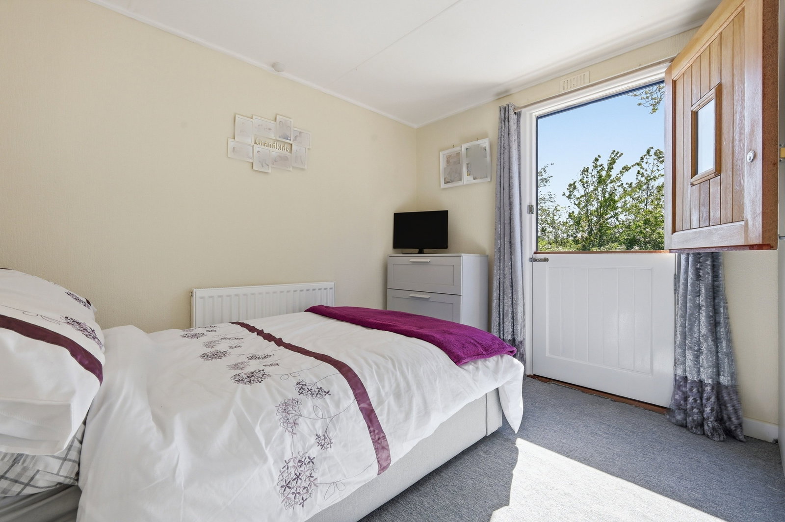 Image for Park Home, Roydon : Full Time Residence