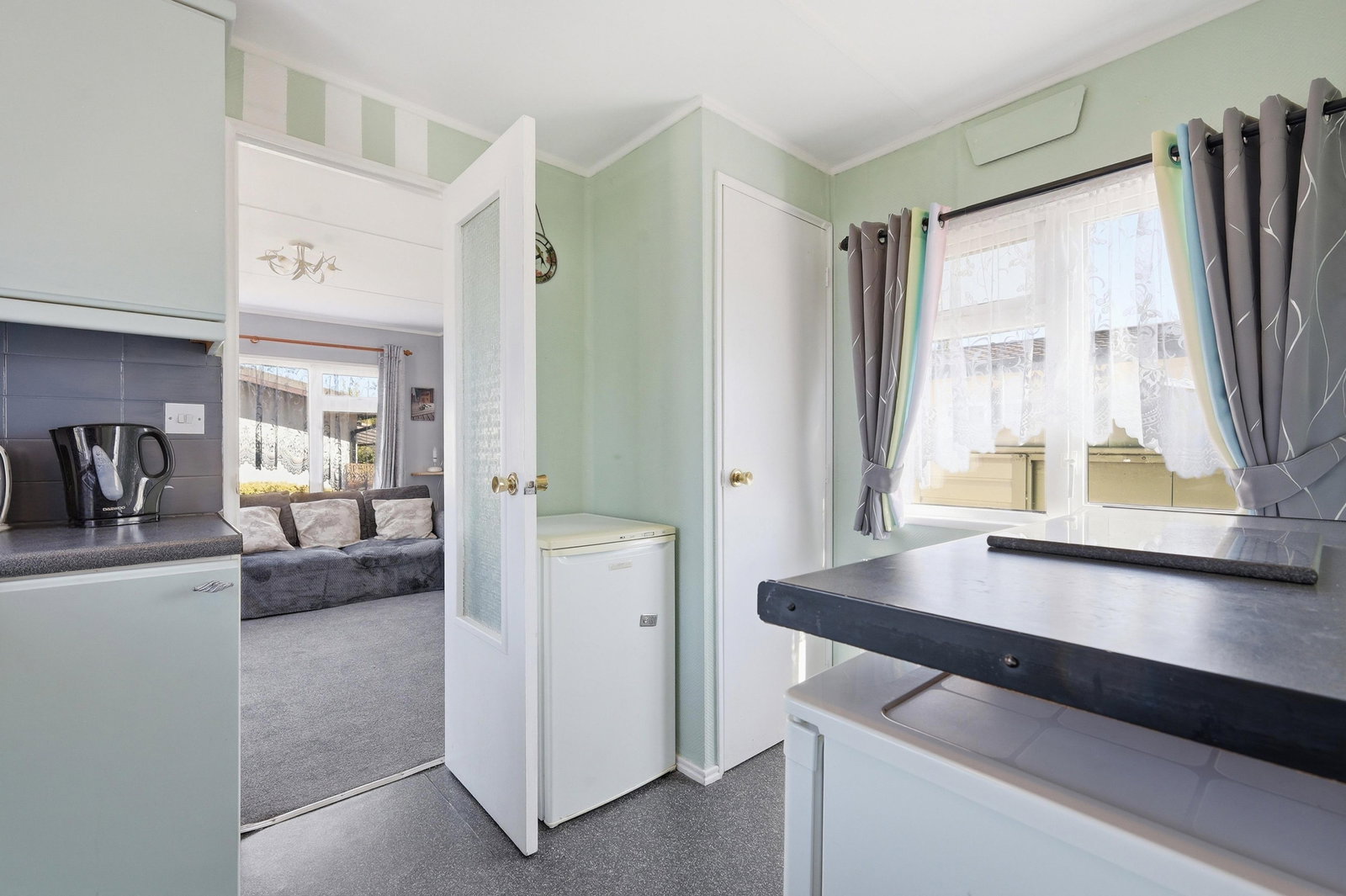 Image for Park Home, Roydon : Full Time Residence