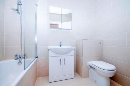 studio bathroom euston road Nw1 ID46622