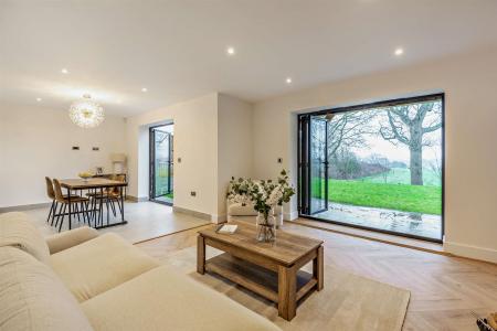 Sitting Room / Dining Area