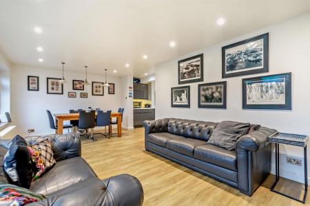 Sitting / Dining Areas