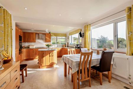 Breakfast area/Kitchen