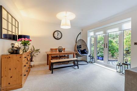 Living room/dining area