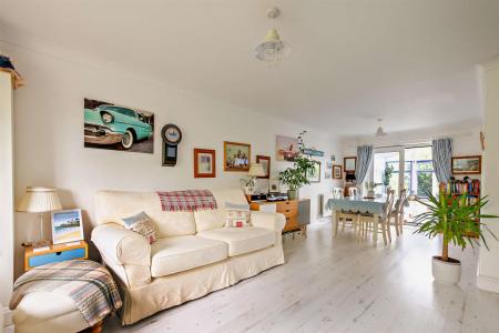 Sitting Room/Dining Area