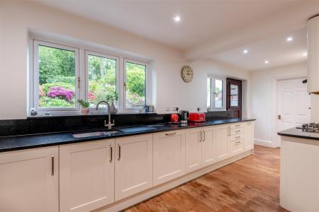 8690087-interior11.jpg