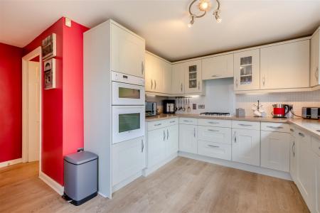8698187-interior04.jpg