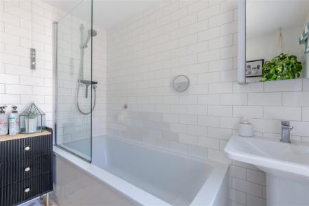 8701108-interior29.jpg