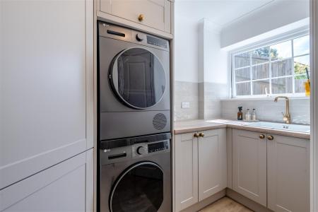 8697407-interior05.jpg