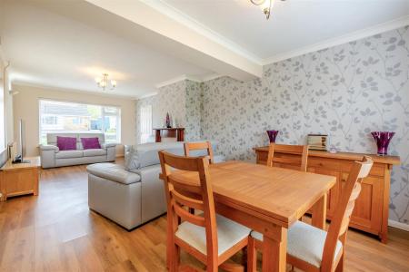 Lounge/Dining Area
