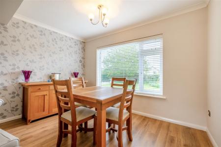Lounge/Dining Area