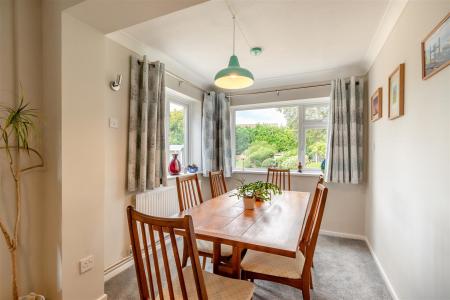 Lounge/Dining Area