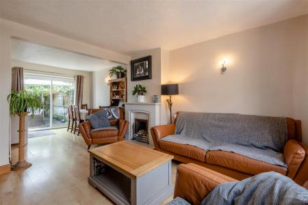 Lounge/Dining Area