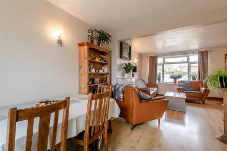 Lounge/Dining Area