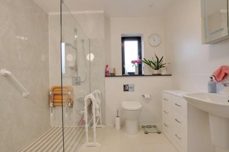 EN SUITE TO BEDROOM ONE