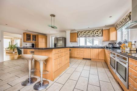 KITCHEN/BREAKFAST ROOM