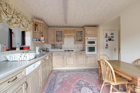 KITCHEN/BREAKFAST ROOM