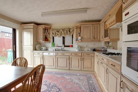 KITCHEN/BREAKFAST ROOM