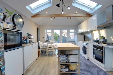 KITCHEN/BREAKFAST ROOM