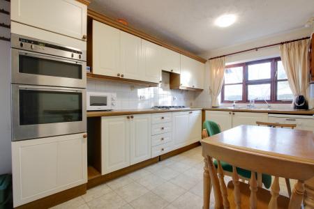KITCHEN BREAKFAST ROOM