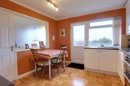 KITCHEN/BREAKFAST ROOM