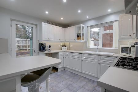 KITCHEN/BREAKFAST ROOM